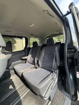 Toyota Voxy V 4WD 7-Seater 2015 Blue