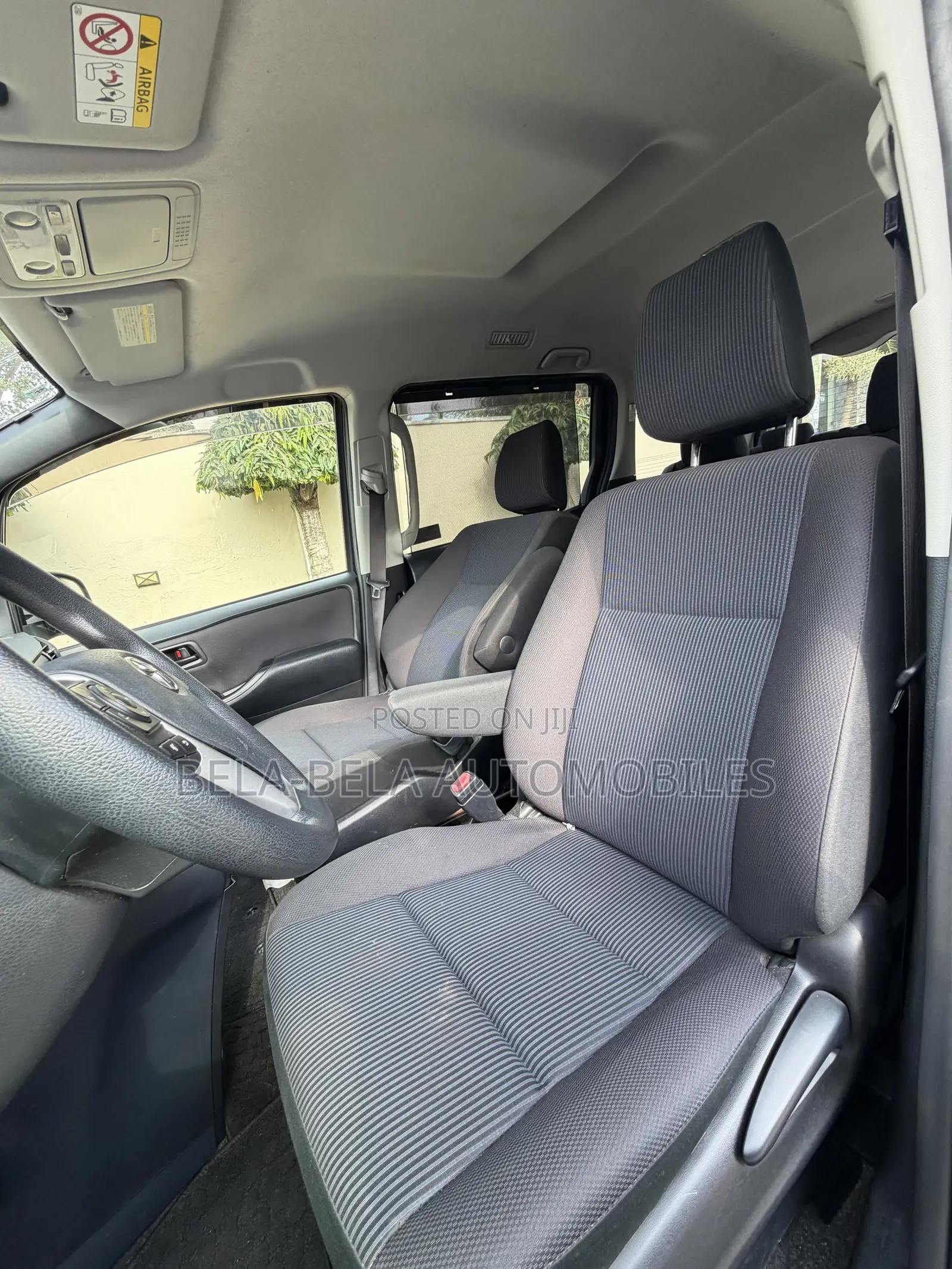 Toyota Voxy V 4WD 7-Seater 2015 Blue