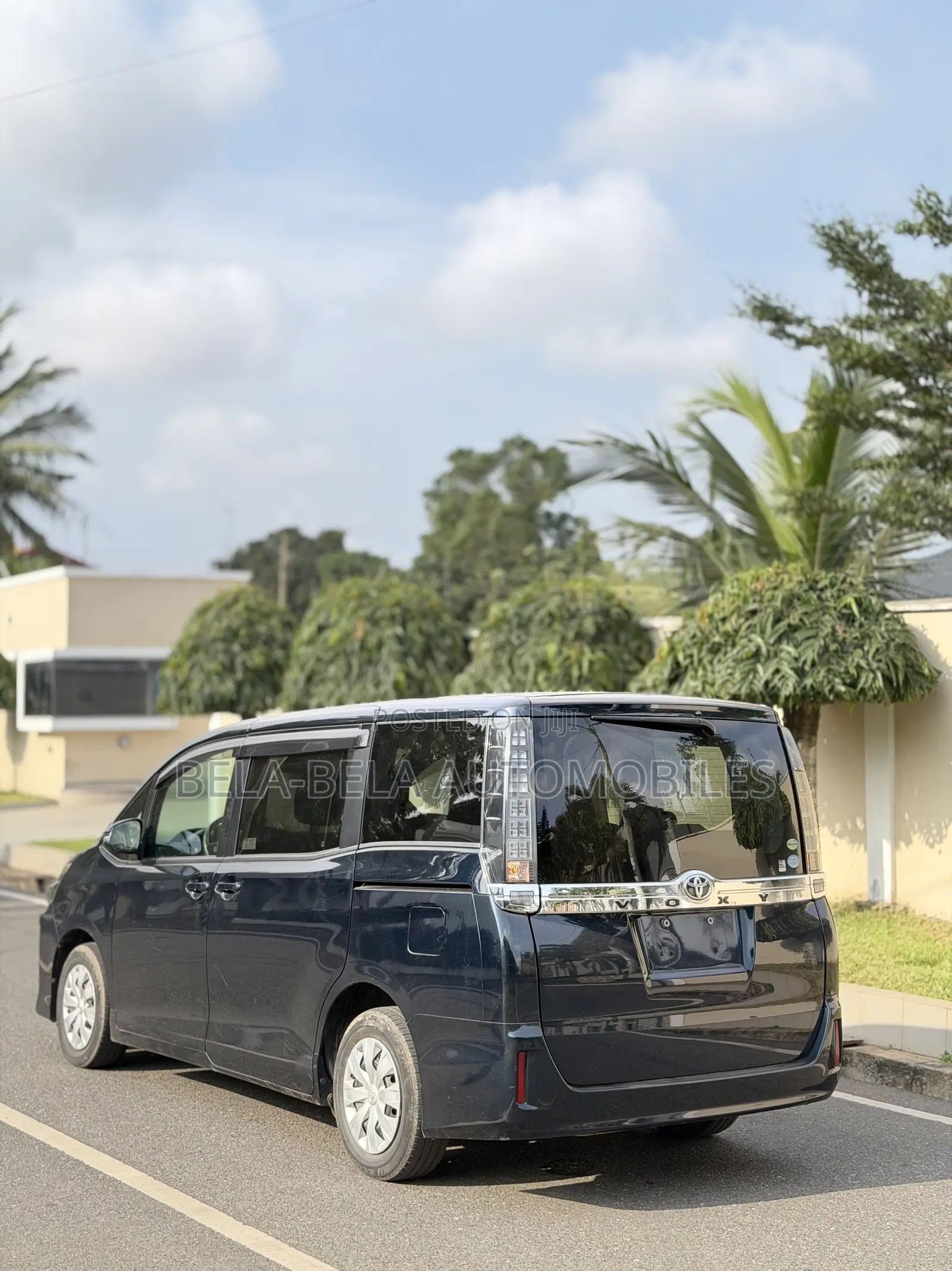 Toyota Voxy V 4WD 7-Seater 2015 Blue