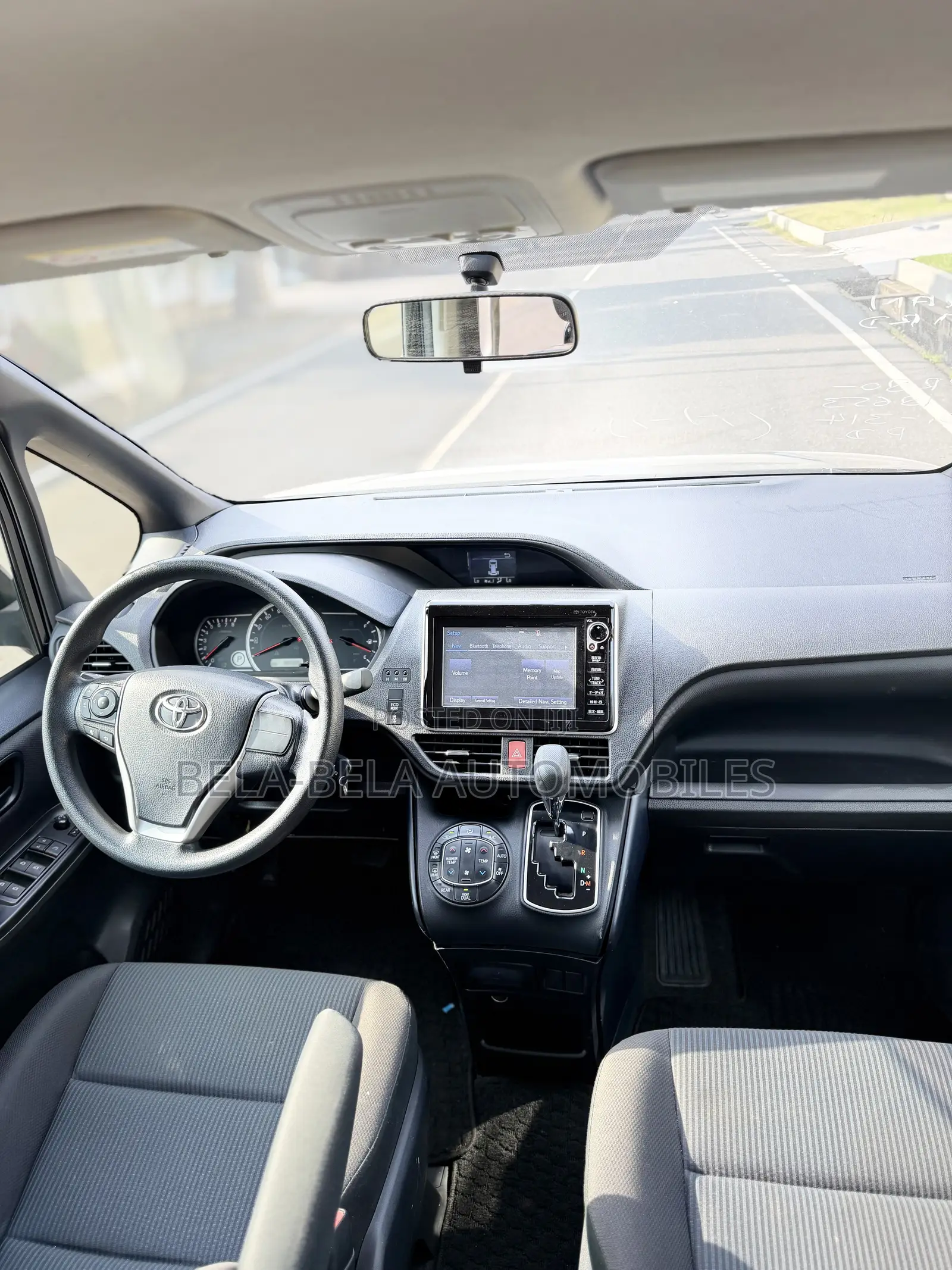 Toyota Voxy V 4WD 7-Seater 2015 Blue