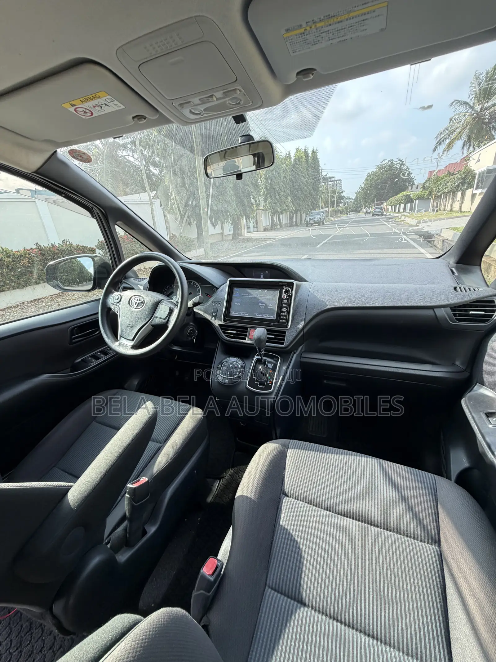 Toyota Voxy V 4WD 7-Seater 2015 Blue