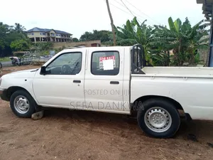 Nissan Hardbody 2004 White
