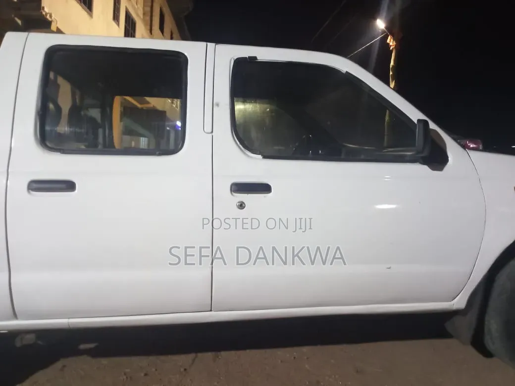 Nissan Hardbody 2004 White