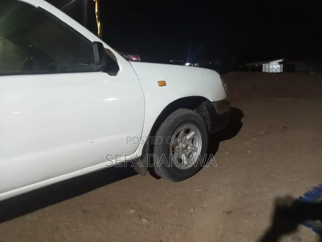 Nissan Hardbody 2004 White