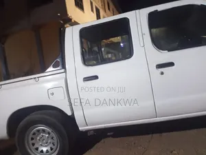Nissan Hardbody 2004 White