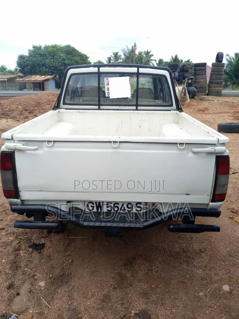 Nissan Hardbody 2004 White