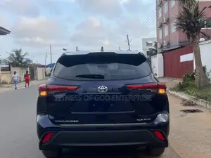 Toyota Highlander XLE 2022 Blue