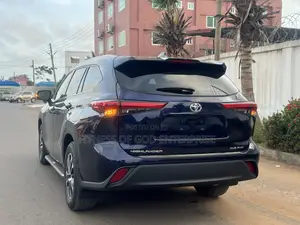 Toyota Highlander XLE 2022 Blue