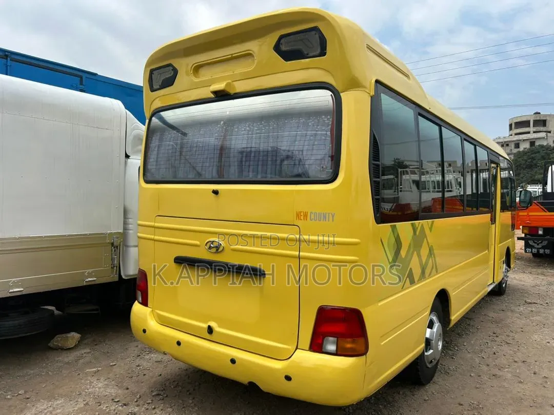 Hyundai County 2017 Yellow