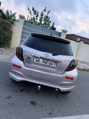 Toyota Vitz 1.3 FWD 5dr 2013 Silver