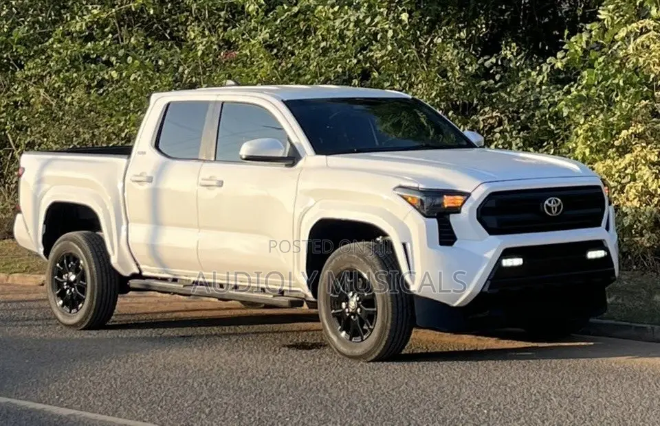Toyota Tacoma 2025 White