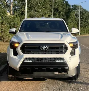 Toyota Tacoma 2025 White