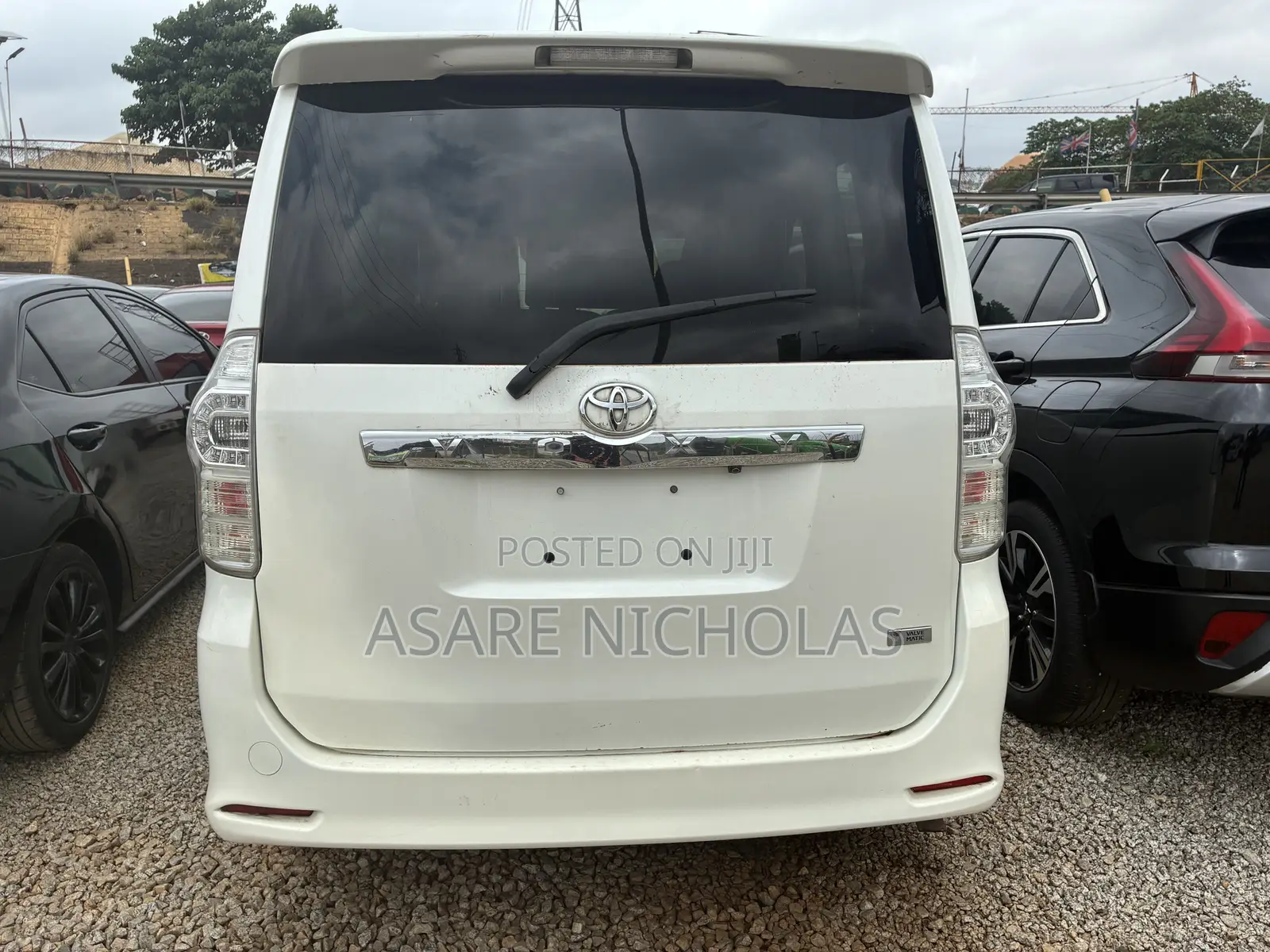 Toyota Voxy 2013 White
