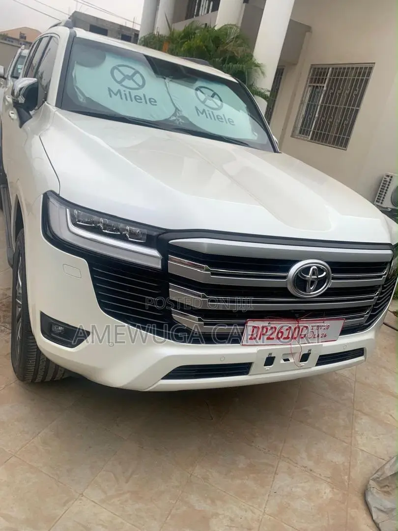 Toyota Land Cruiser LC300 2024 White