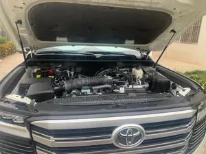 Toyota Land Cruiser LC300 2024 White