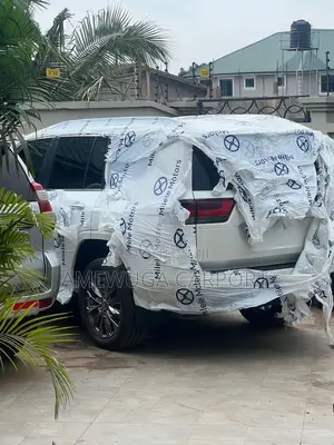Toyota Land Cruiser LC300 2024 White