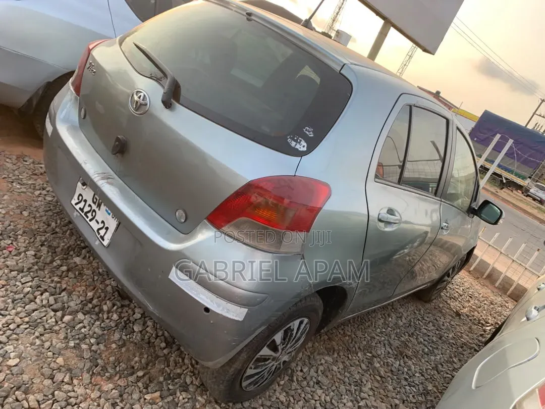 Toyota Vitz 2010 Gray