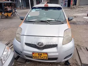Toyota Vitz 2010 Silver