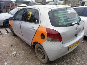 Toyota Vitz 2010 Silver
