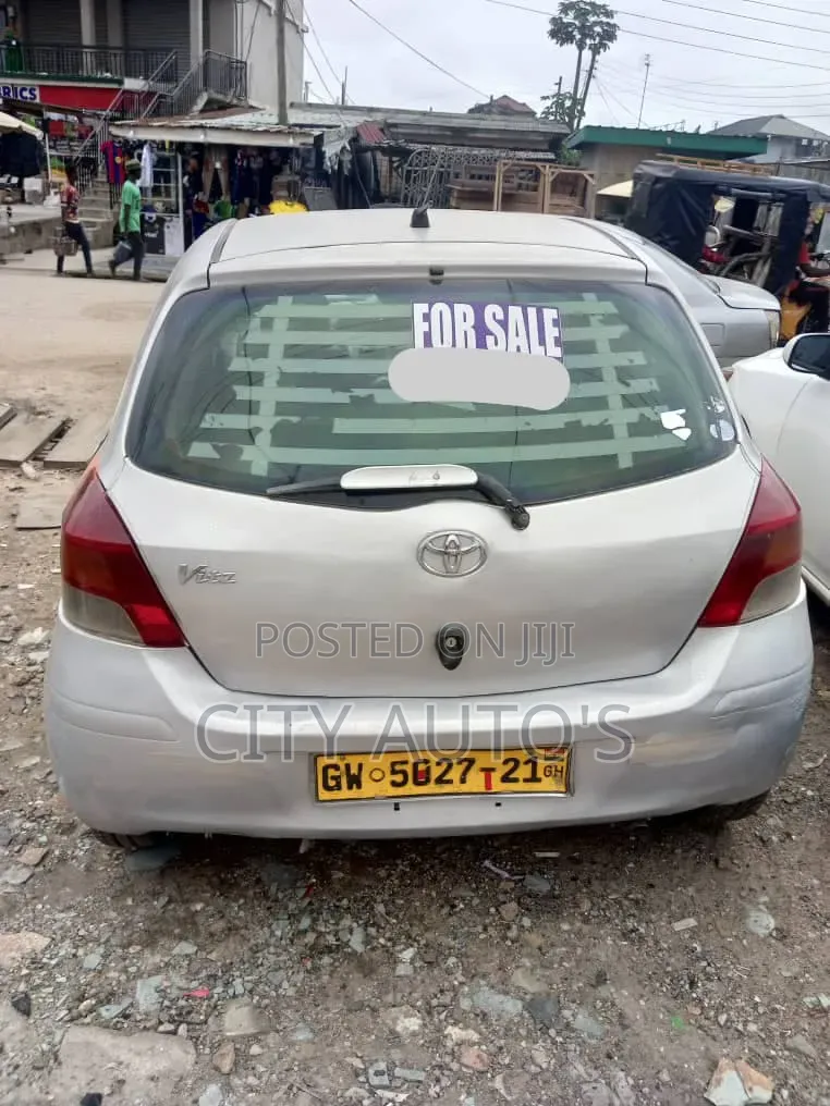 Toyota Vitz 2010 Silver