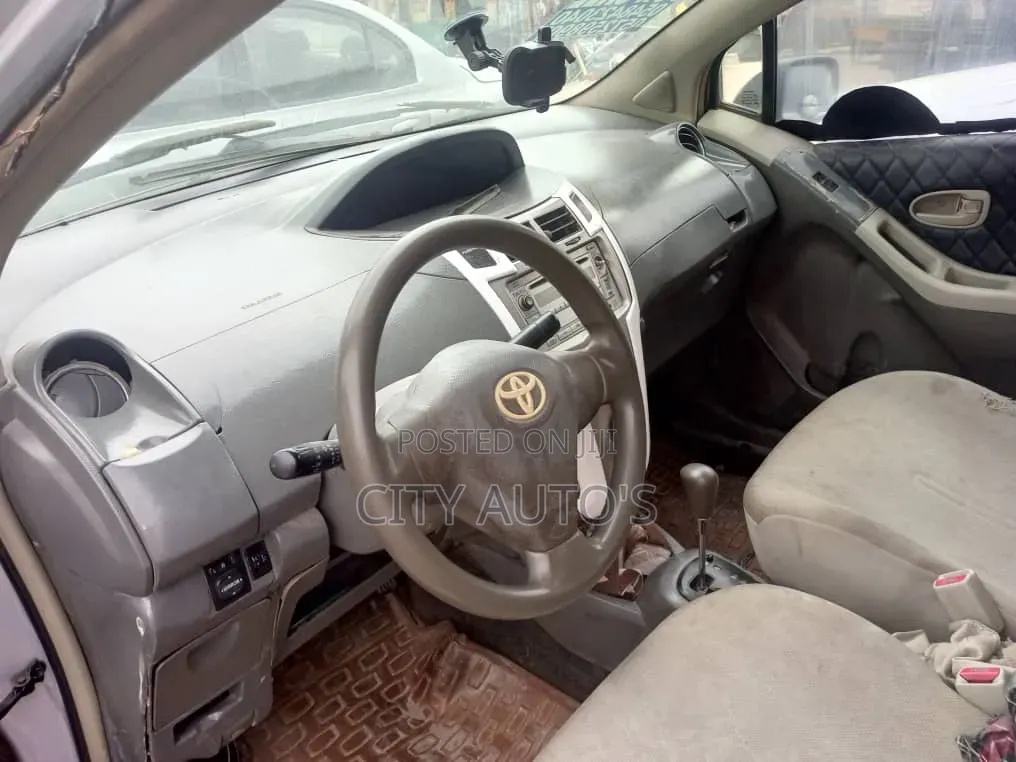 Toyota Vitz 2010 Silver