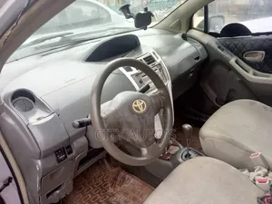 Toyota Vitz 2010 Silver
