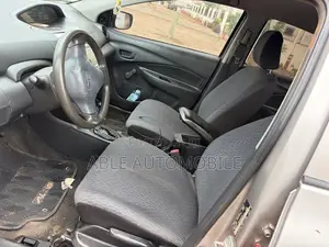 Toyota Yaris Base Sedan 4dr 2010 Silver