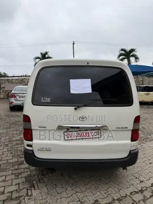 Toyota HiAce 2011 White