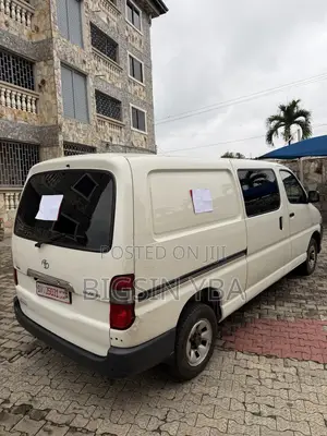 Toyota HiAce 2011 White