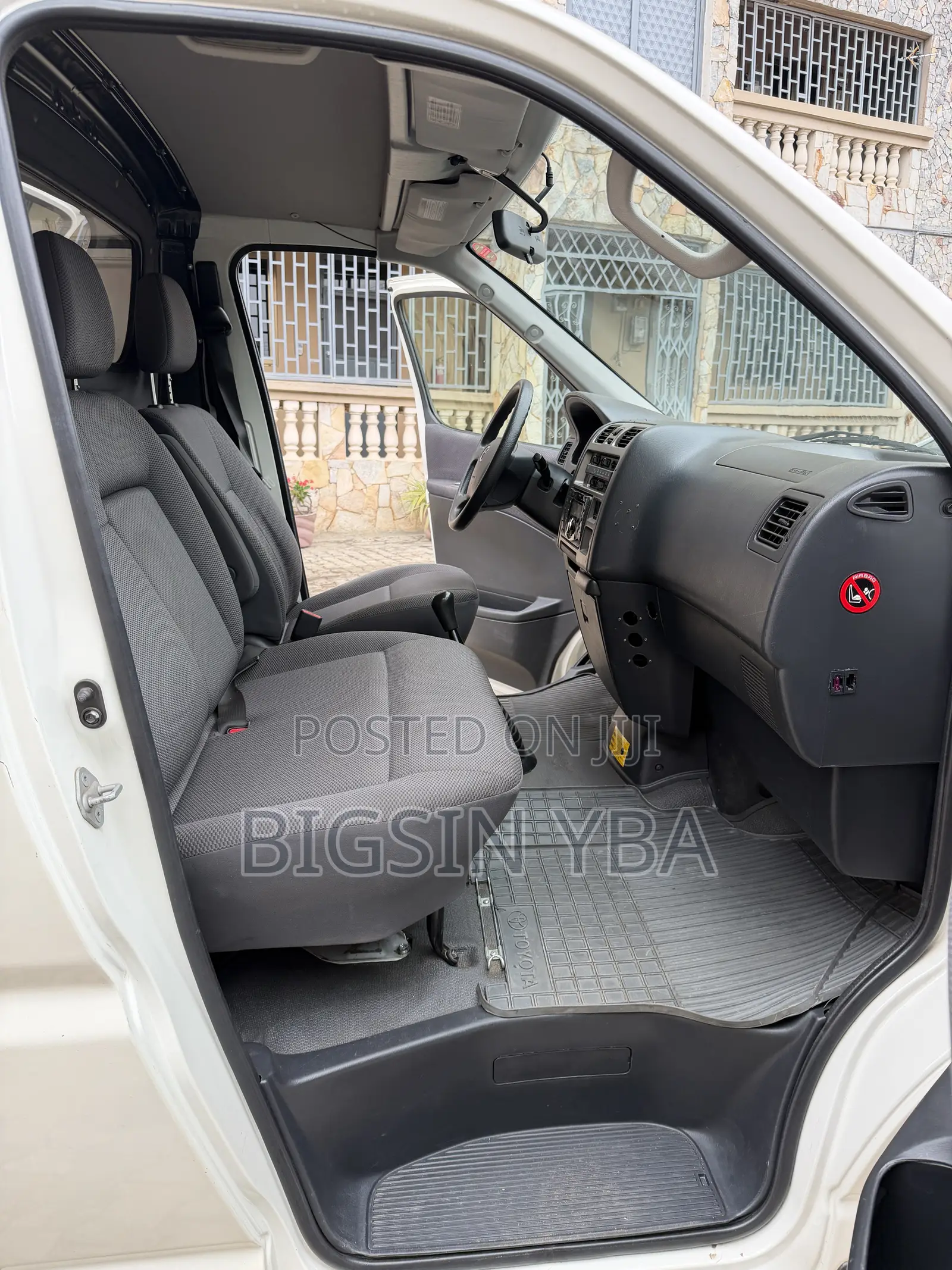 Toyota HiAce 2011 White