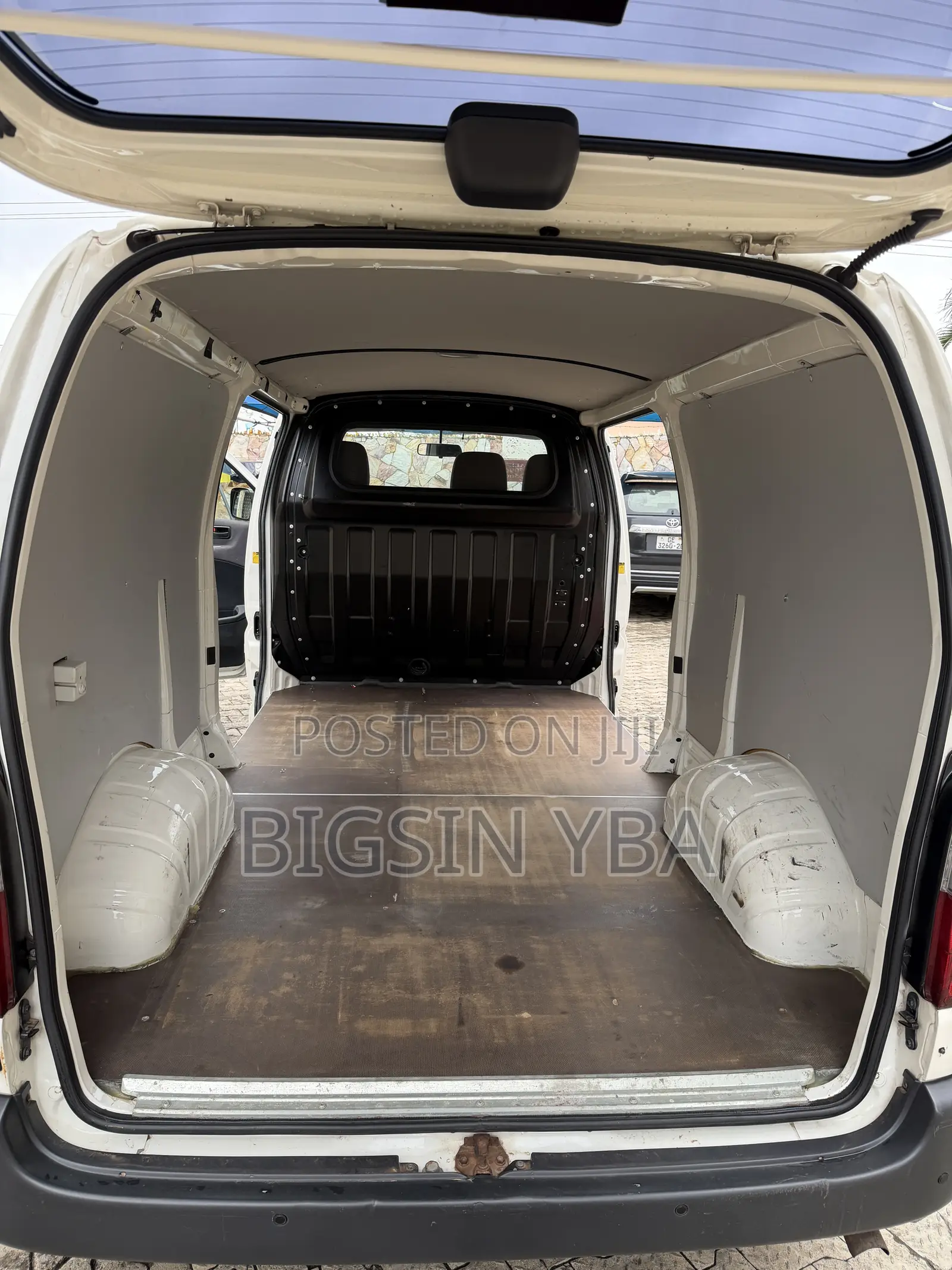 Toyota HiAce 2011 White