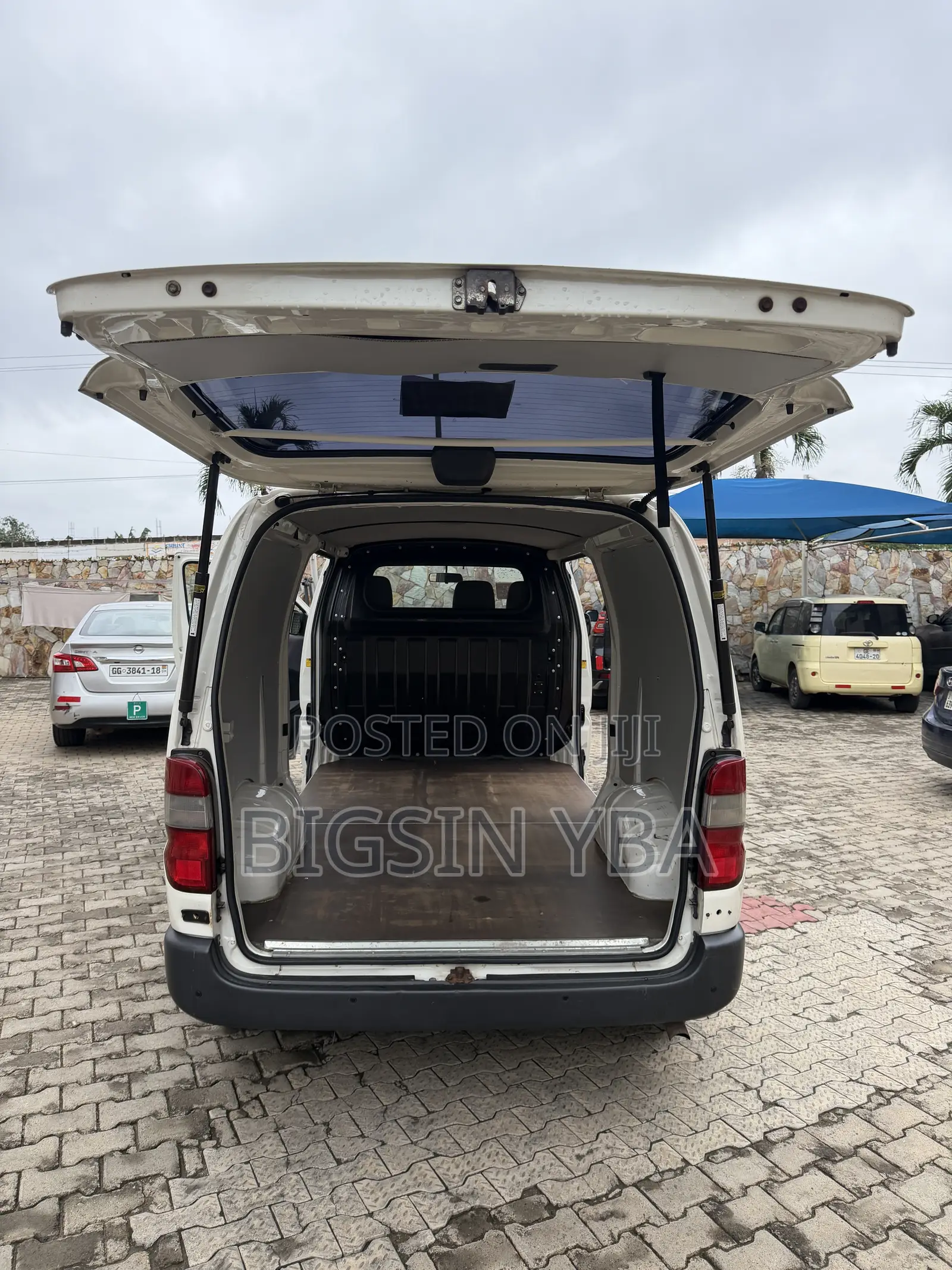Toyota HiAce 2011 White
