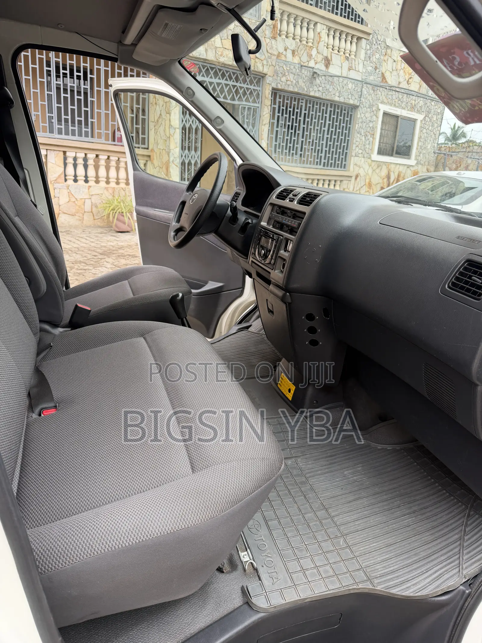 Toyota HiAce 2011 White