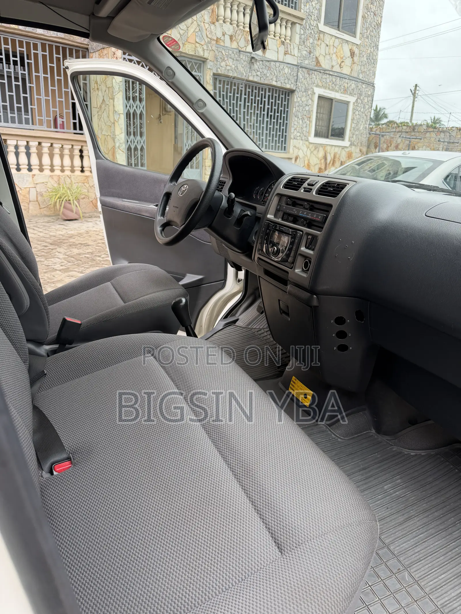 Toyota HiAce 2011 White
