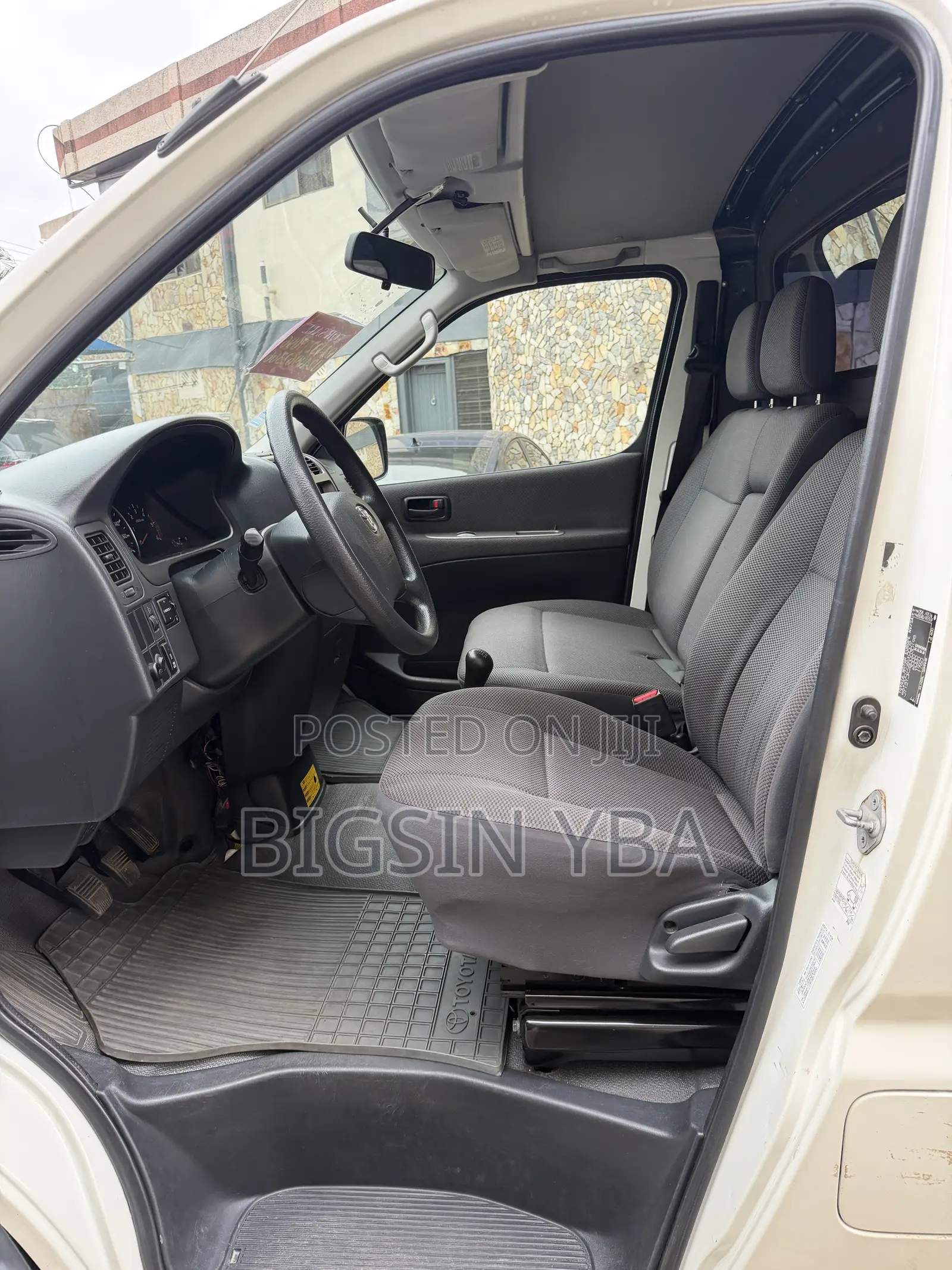 Toyota HiAce 2011 White