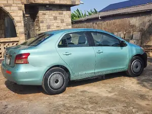 Toyota Yaris 2010 Green