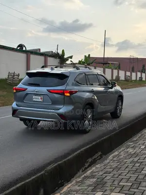 Toyota Highlander Platinum 2022 Blue