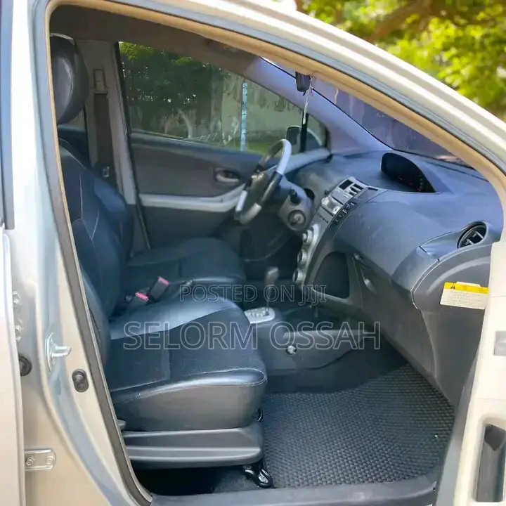 Toyota Yaris 2010 Silver