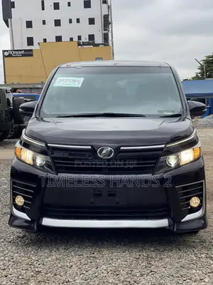 Toyota Voxy V 2WD 7-Seater 2015 Ivory