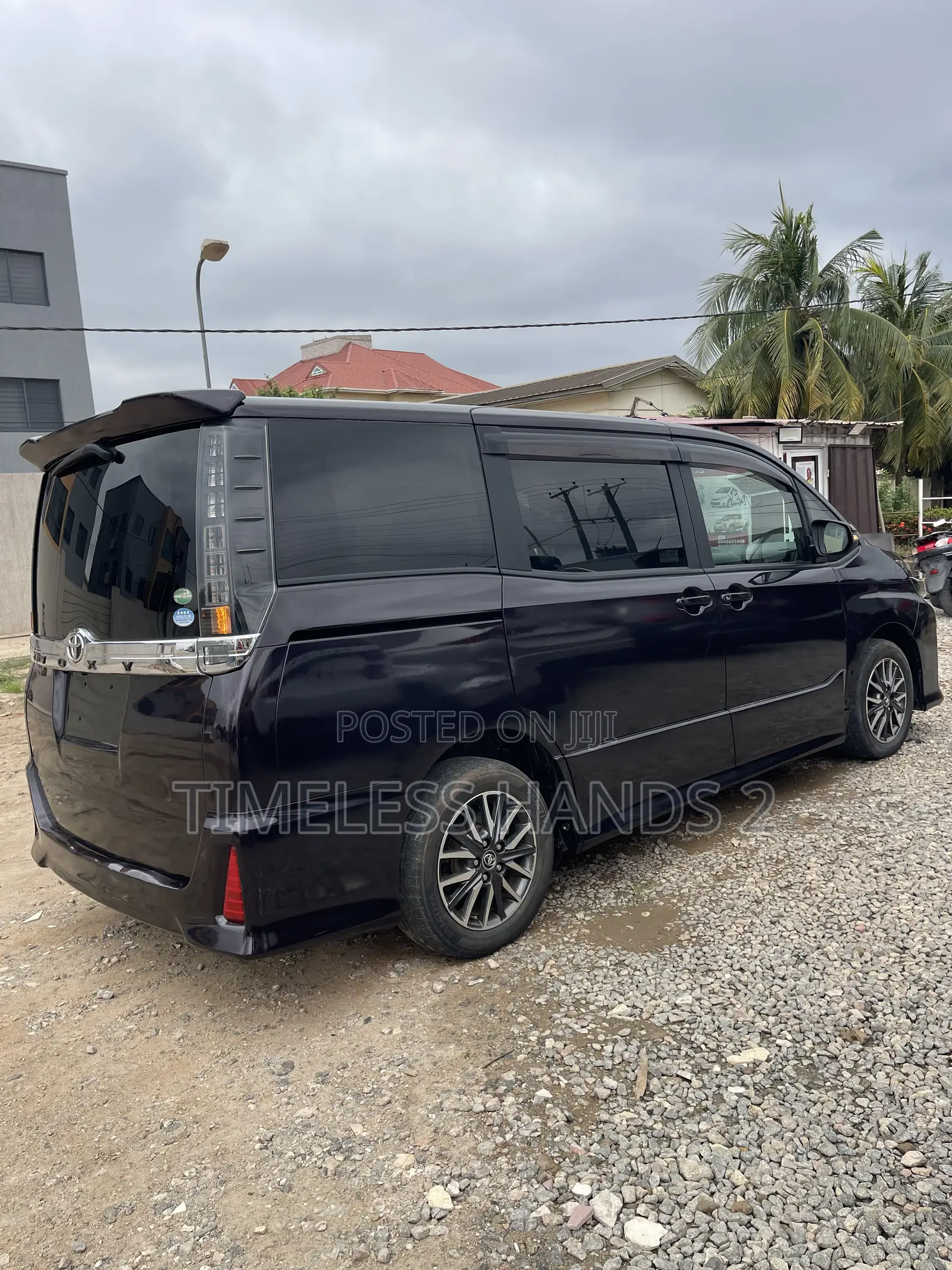 Toyota Voxy V 2WD 7-Seater 2015 Ivory