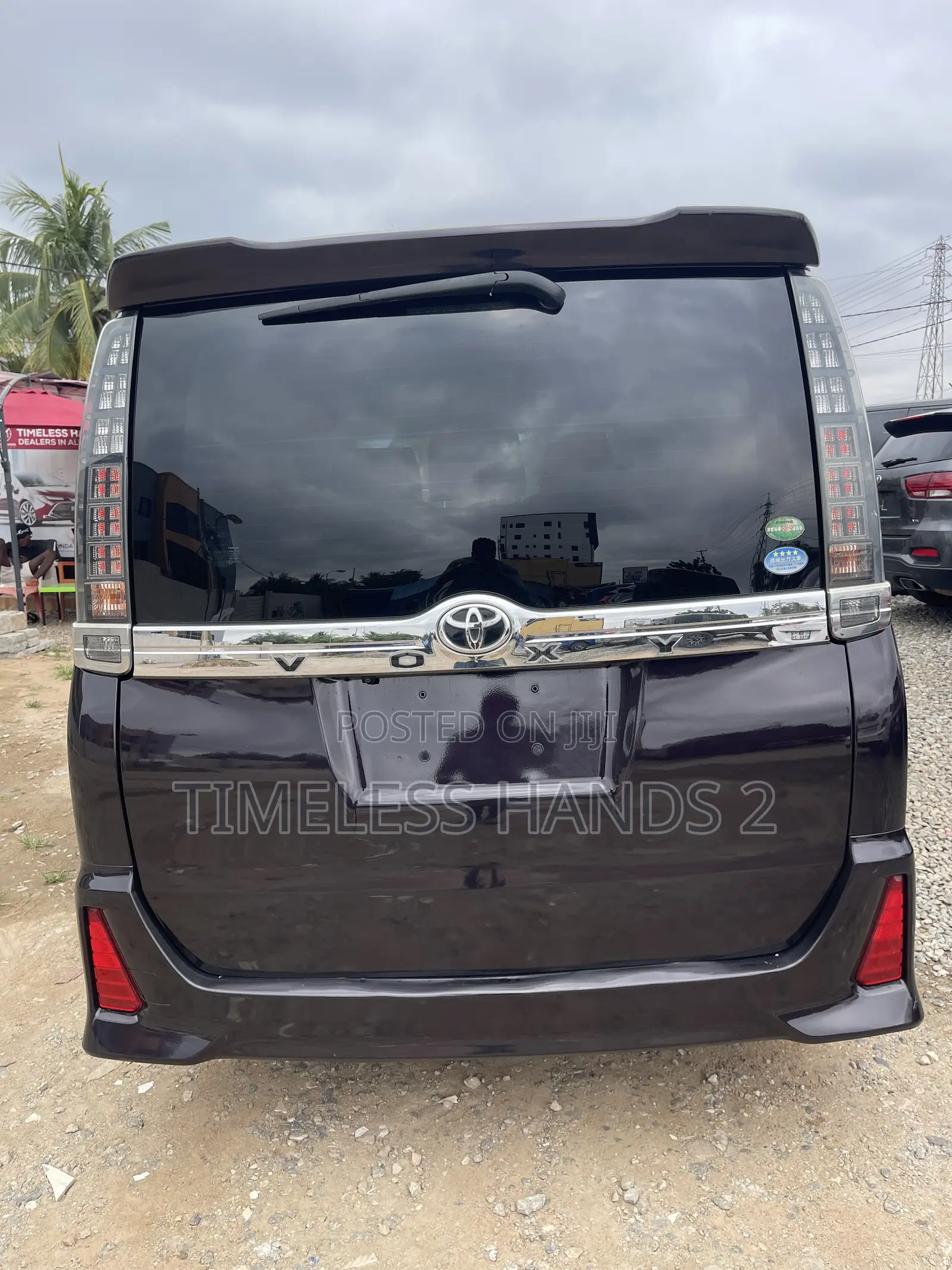 Toyota Voxy V 2WD 7-Seater 2015 Ivory