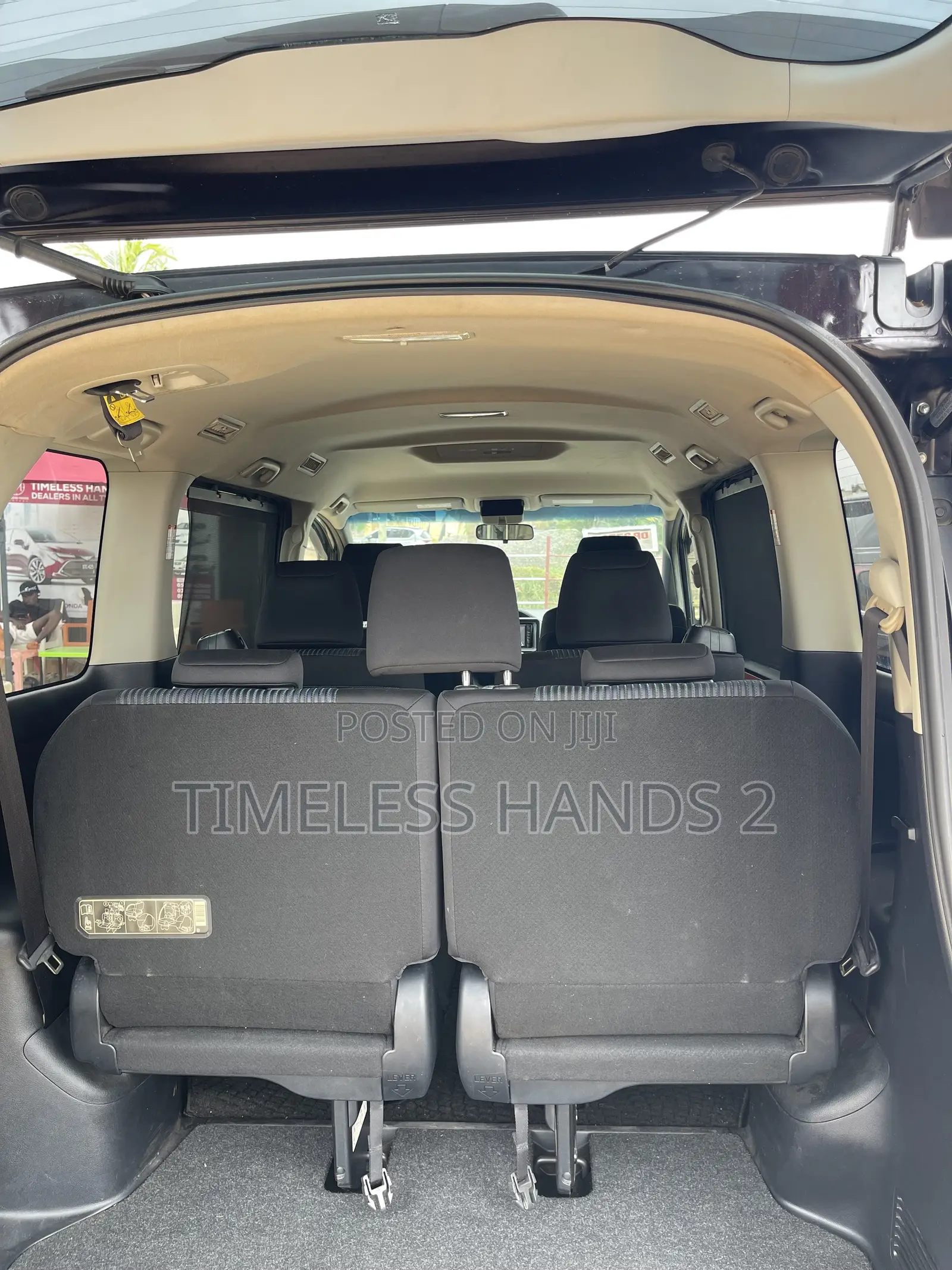 Toyota Voxy V 2WD 7-Seater 2015 Ivory