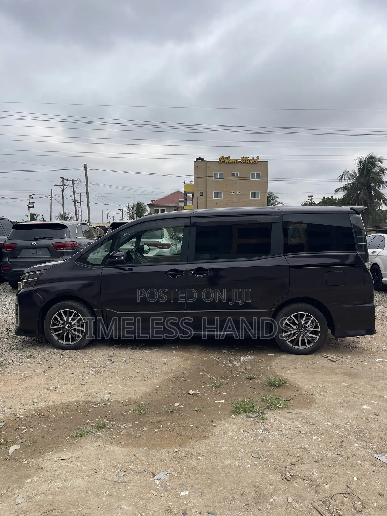 Toyota Voxy V 2WD 7-Seater 2015 Ivory