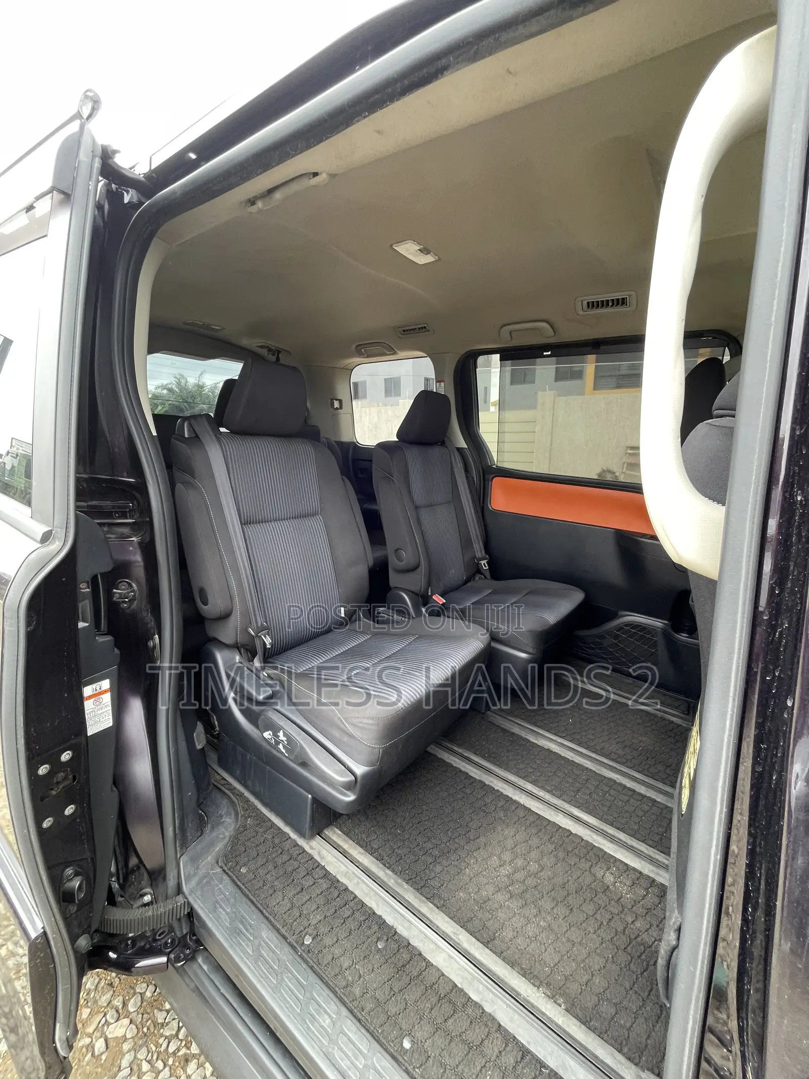 Toyota Voxy V 2WD 7-Seater 2015 Ivory