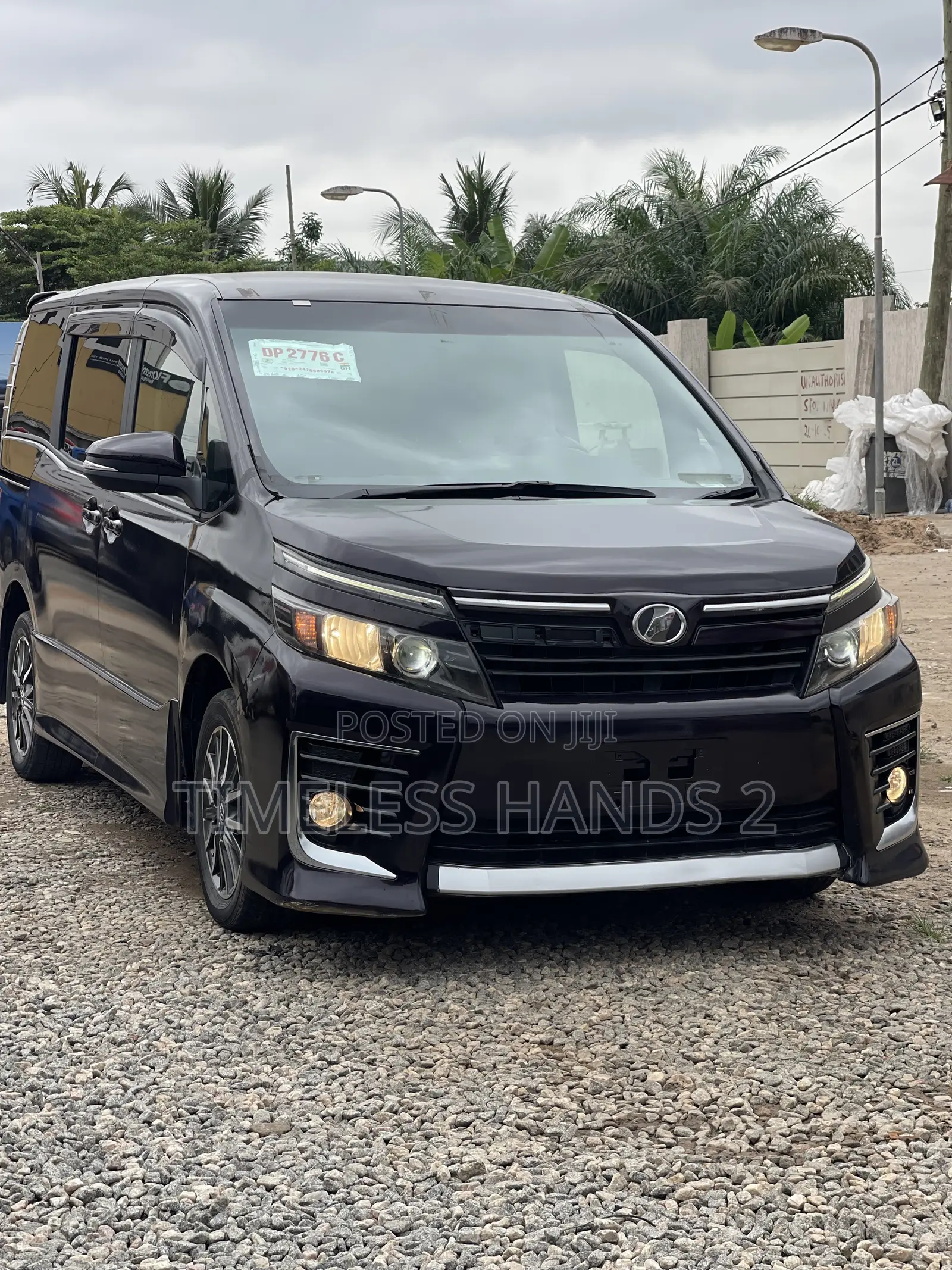 Toyota Voxy V 2WD 7-Seater 2015 Ivory