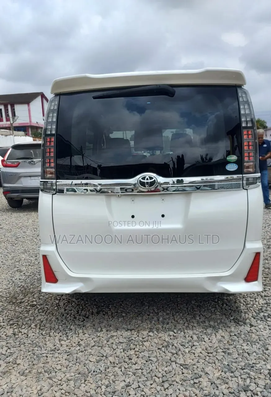 Toyota Voxy X 2WD 7-Seater 2014 White