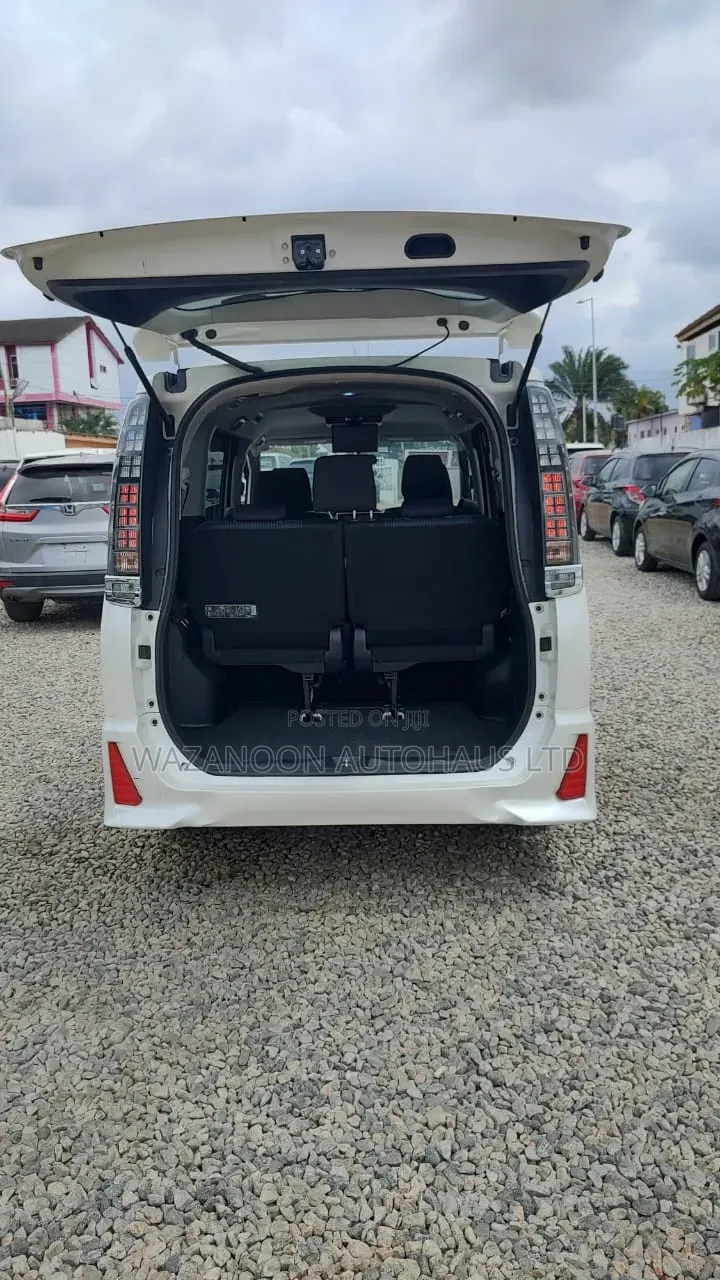 Toyota Voxy X 2WD 7-Seater 2014 White