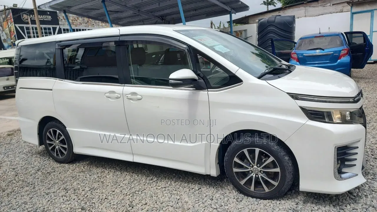 Toyota Voxy X 2WD 7-Seater 2014 White