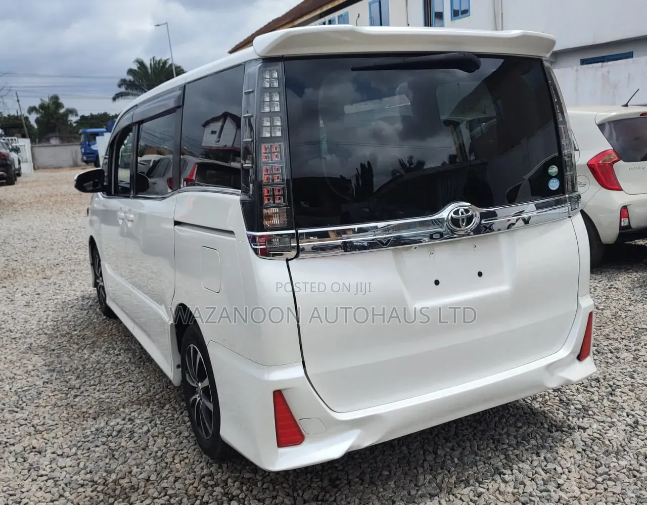 Toyota Voxy X 2WD 7-Seater 2014 White