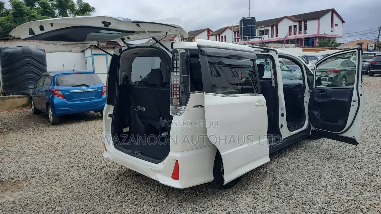 Toyota Voxy X 2WD 7-Seater 2014 White